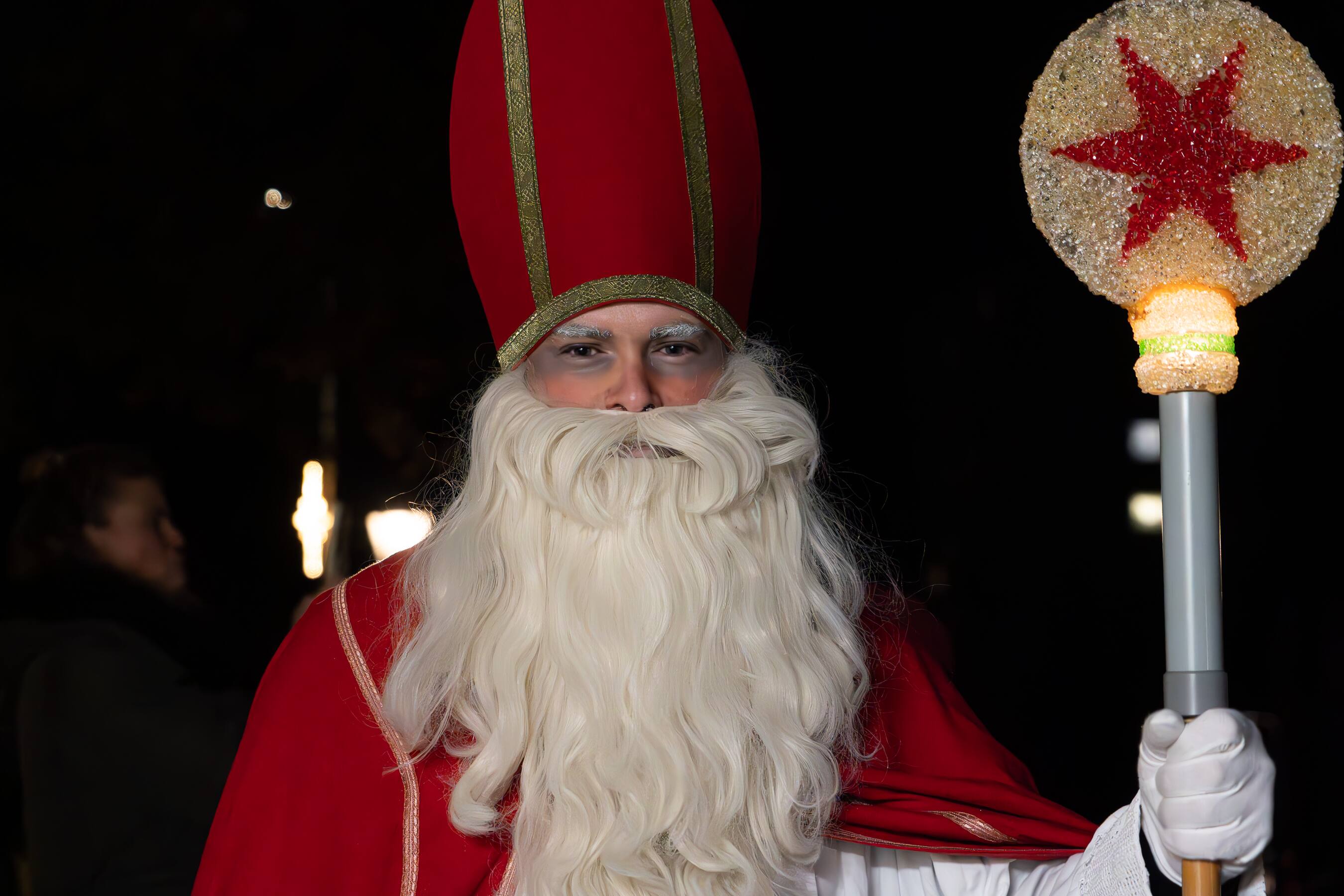 Samichlaus mit Mitra und leuchtendem Sternstab